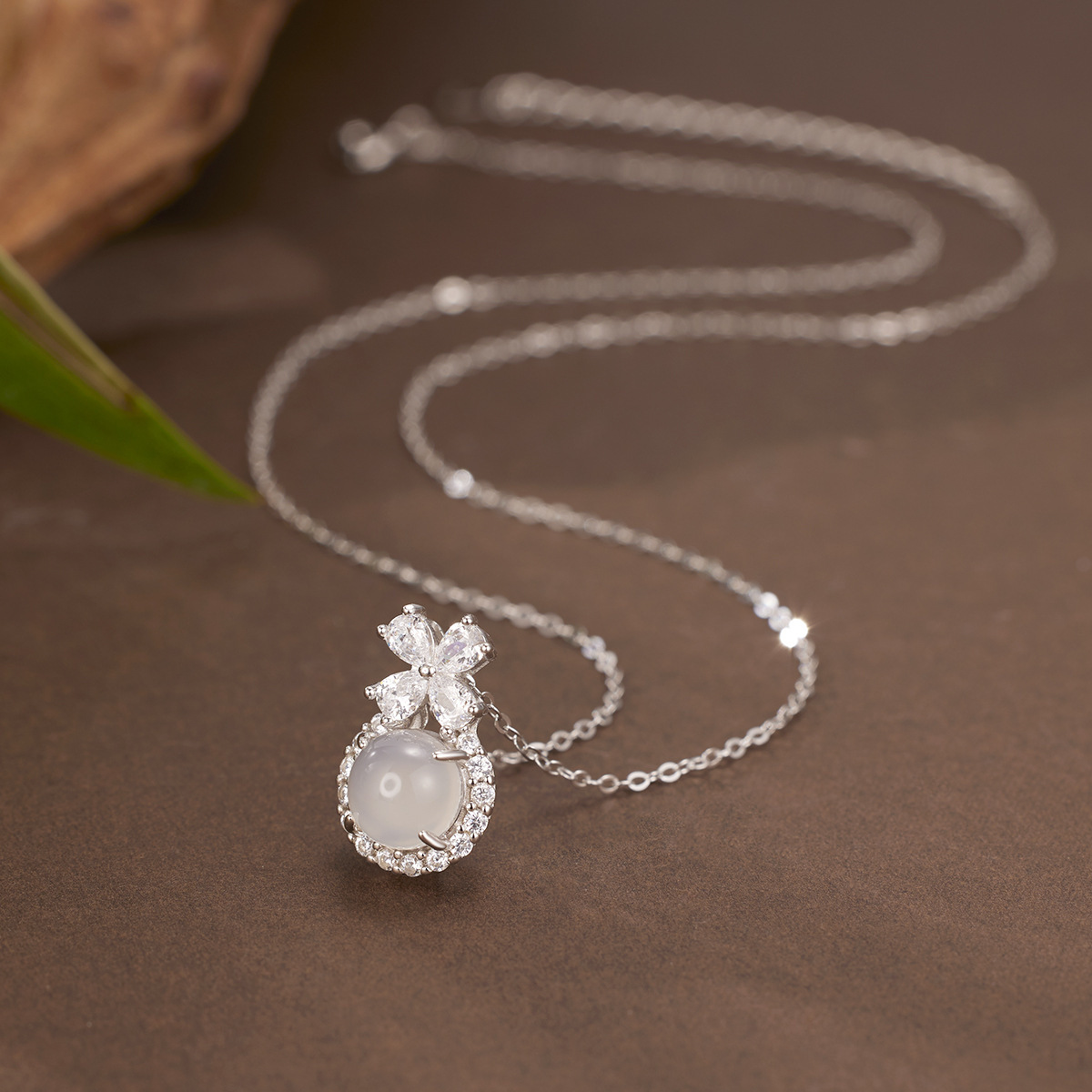 S925 pure silver Princess necklace, women's light luxury and high-end feel, bow collarbone chain, high ice chalcedony pendant Specification drawing