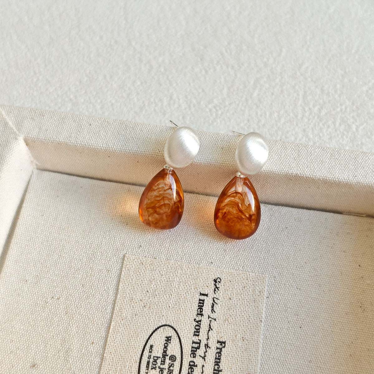 French retro, simple and elegant style, leopard print amber geometric U-shaped stud earrings, women's light luxury and fashionable commuting earrings Application Scenario