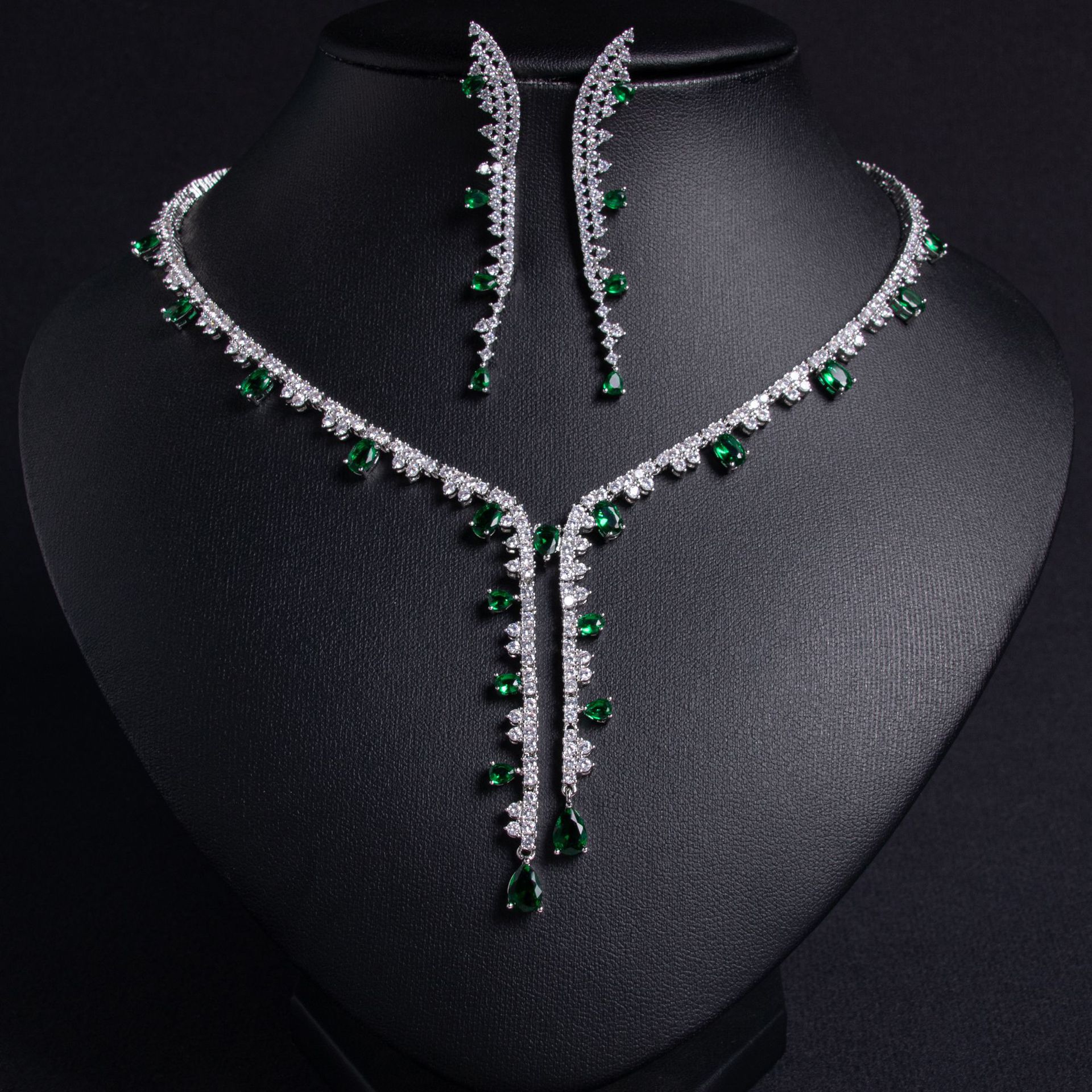 Bright and elegant, European and American popular electroplated thick silver bride jewelry necklace set, wedding dress and evening gown accessories, simple necklace Application Scenario