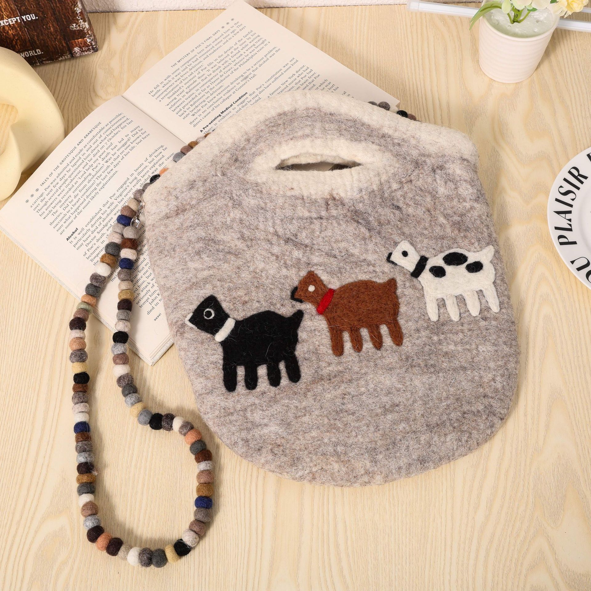 Cute puppy shoulder bag, Nepalese handmade wool felt bag, exquisite three-dimensional animal heavy industry felt bag wholesale Application Scenario