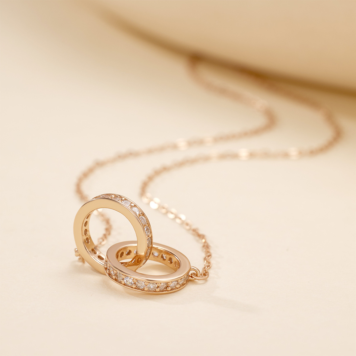 S925 sterling silver full zirconium interlocking necklace for women, with a high-end design sense, Mobius strip collarbone chain, light luxury and simplicity Application Scenario