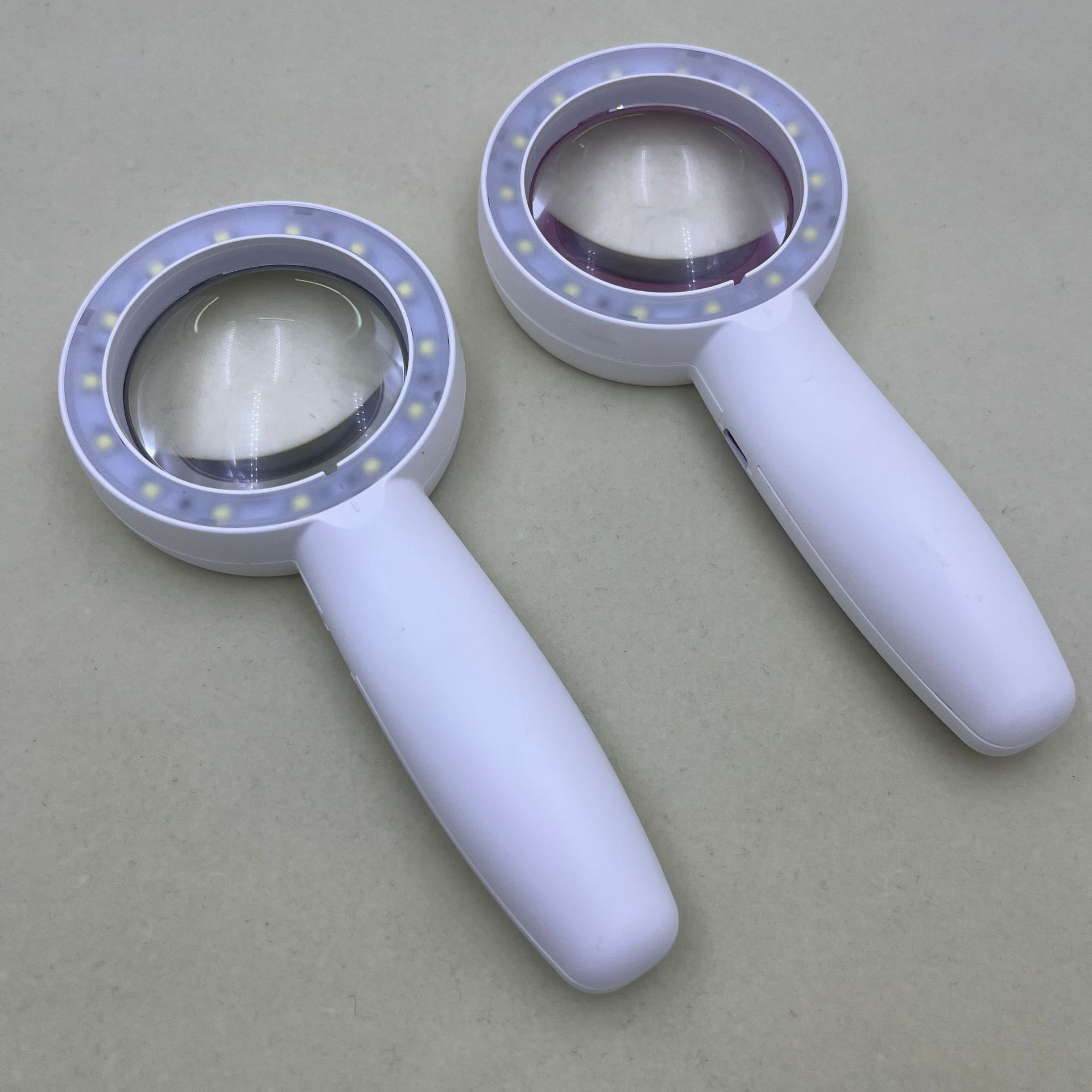 The new Amazon bestseller, a handheld high-definition rechargeable magnifying glass with 14 LED lights, is a reading magnifying glass for reading details Picture