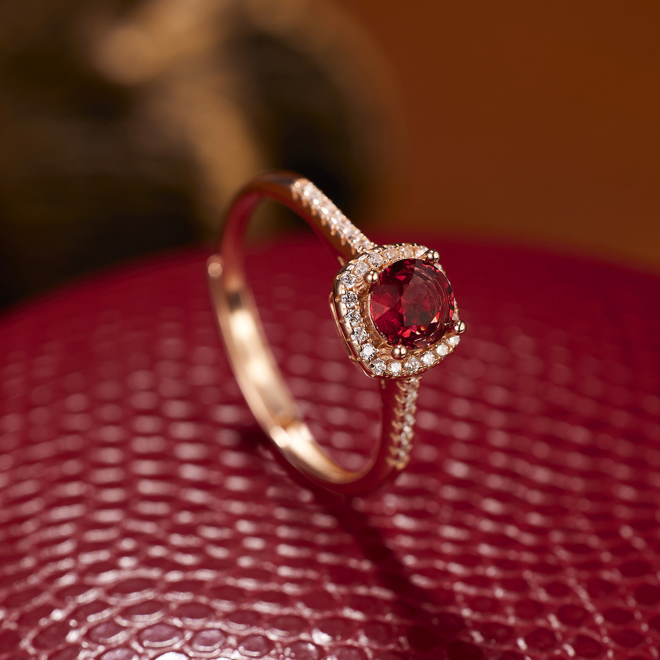 A one-carat garnet diamond ring, a small sugar cube for women, is a bestseller on Xiaohongshu