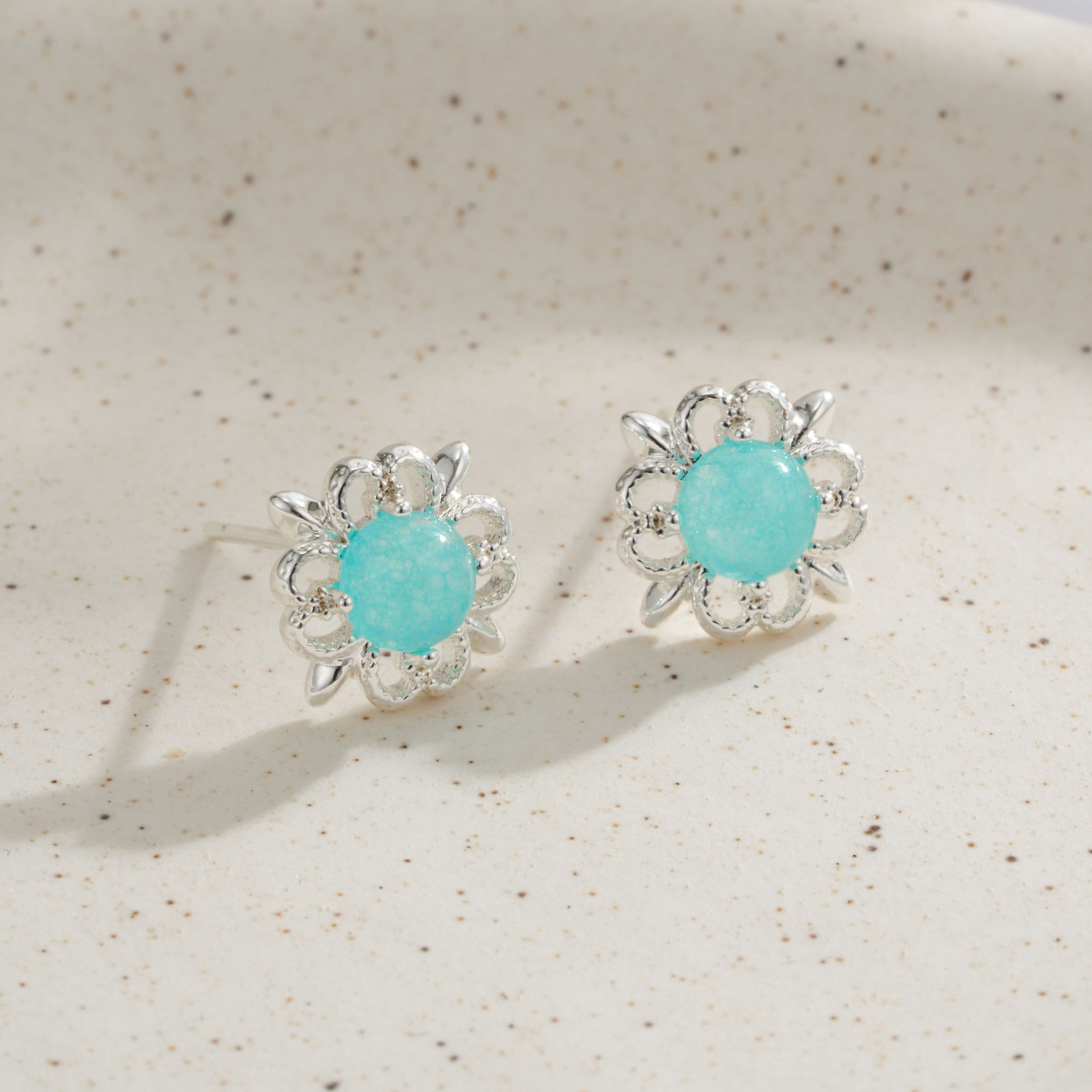 Factory direct supply of new Chinese-style blue crystal ear studs, retro lace, high-end hollowed-out earrings, wholesale of women's earrings in stock Application Scenario