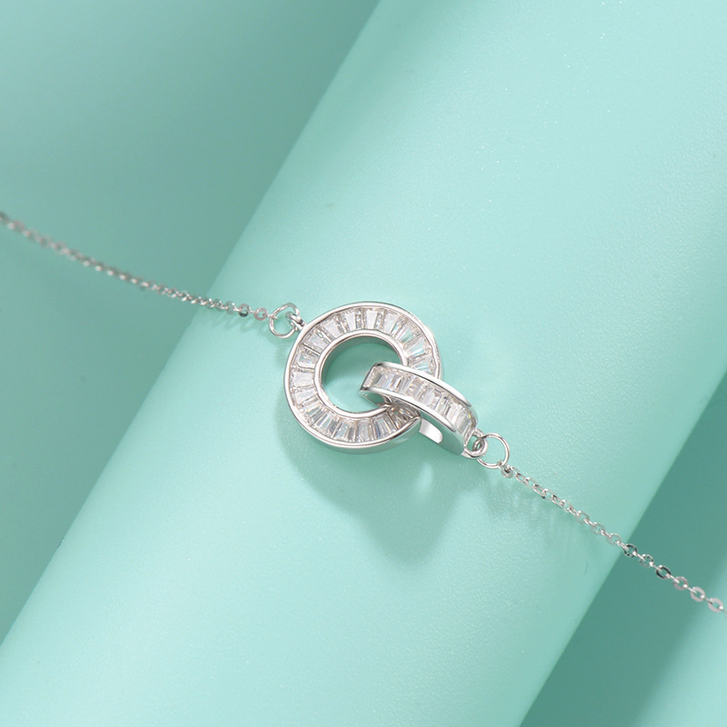 Double-ring necklace for women, retro D-shaped interlocking zircon pendant, trendy and niche sweater chain accessory wholesale details Picture