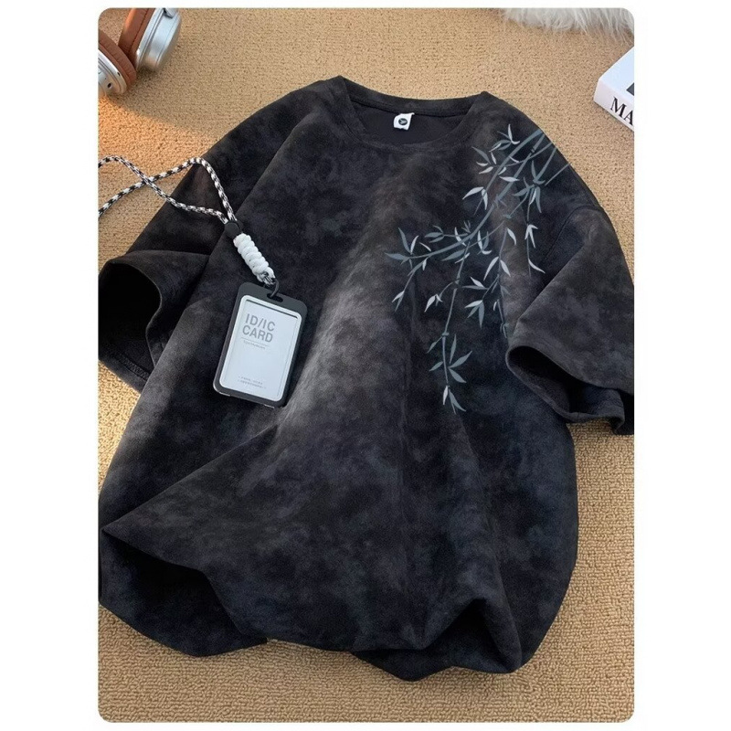 This short-sleeved T-shirt with a faux suede and velvet style and a youthful vibe is suitable for men's daily casual wear. It features loose letter prints that make you look younger and is versatile Application Scenario
