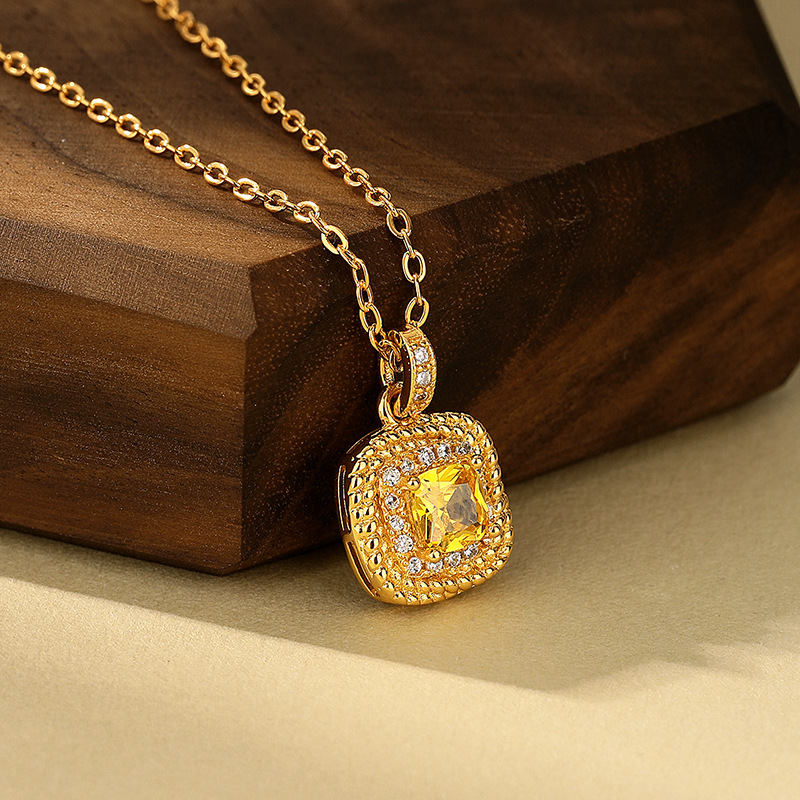 Copper gold-plated small sugar cube necklace for women, micro-inlaid zircon summer fashion, light luxury, collarbone chain for women, trendy square, fresh and sweet Application Scenario