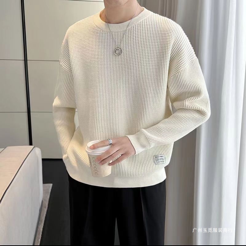 A beige laid-back style top for men, a high-end design for spring and autumn, a long-sleeved shirt from a trendy brand, paired with a round-neck base layer