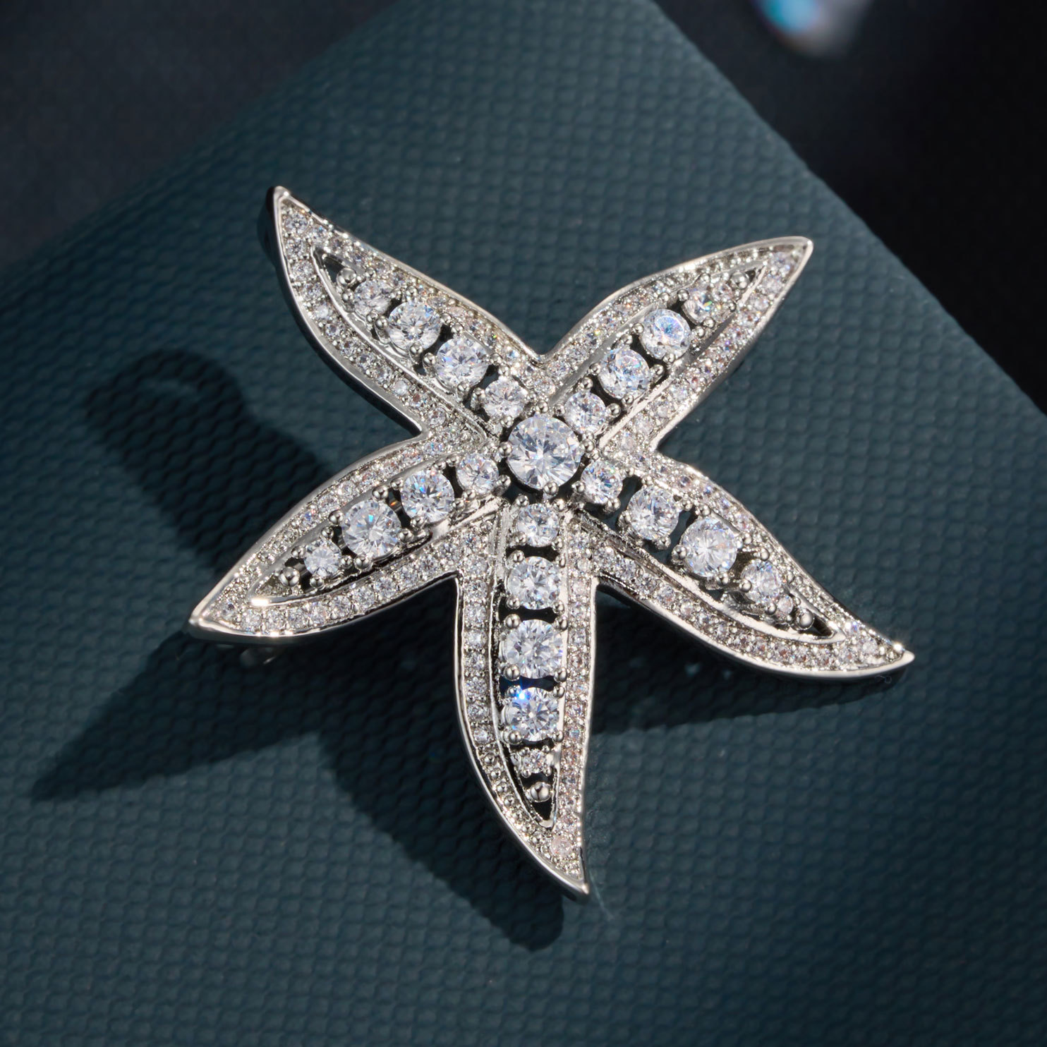 A simple and elegant starfish brooch, made of copper alloy with micro-inlays and zirconium hollowed-out design, is a new versatile brooch for exquisite clothing and accessories