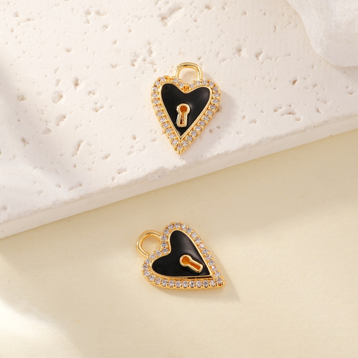 Oil-dripping heart lock pendant necklace clasp, copper-plated with real gold for color retention and high-end feel, DIY jewelry necklace clasp Specification image