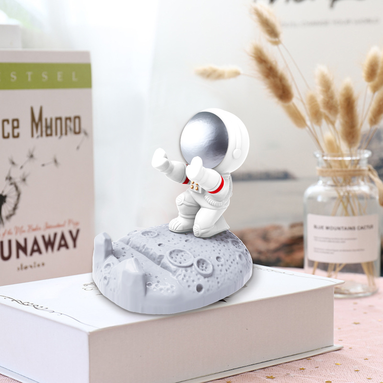 Astronaut mobile phone stand, plastic astronaut figurine, creative gift, desktop decoration handicraft, astronaut ornament Application Scenario