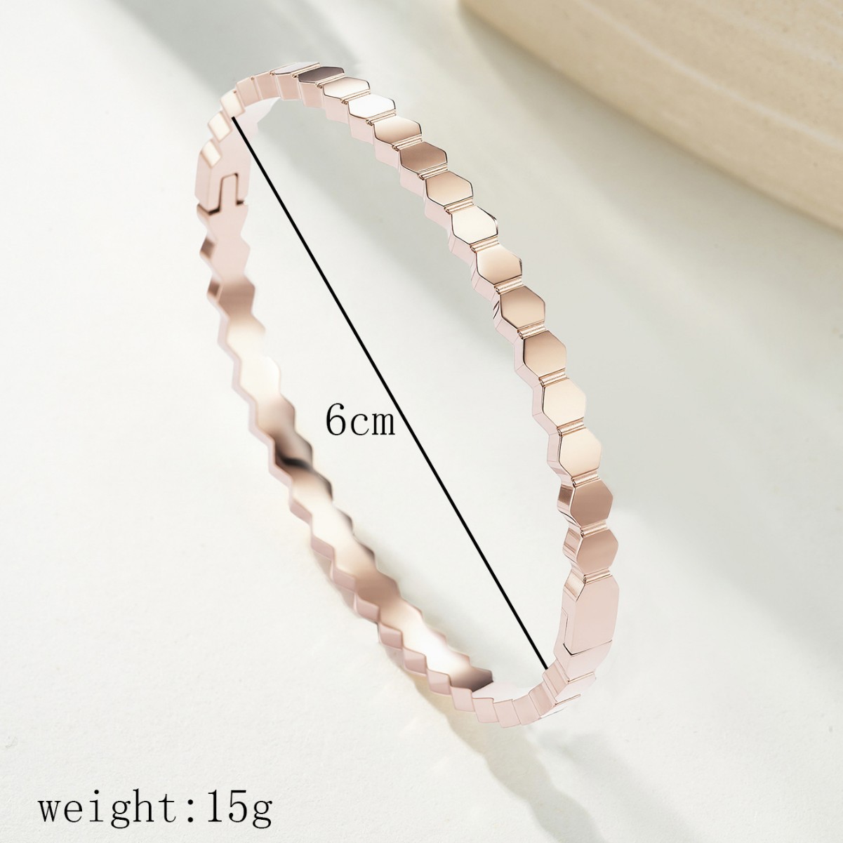 欧美跨境轻奢小众设计时尚蜂巢钛钢手镯简约高级气质百搭创意手链详情图4