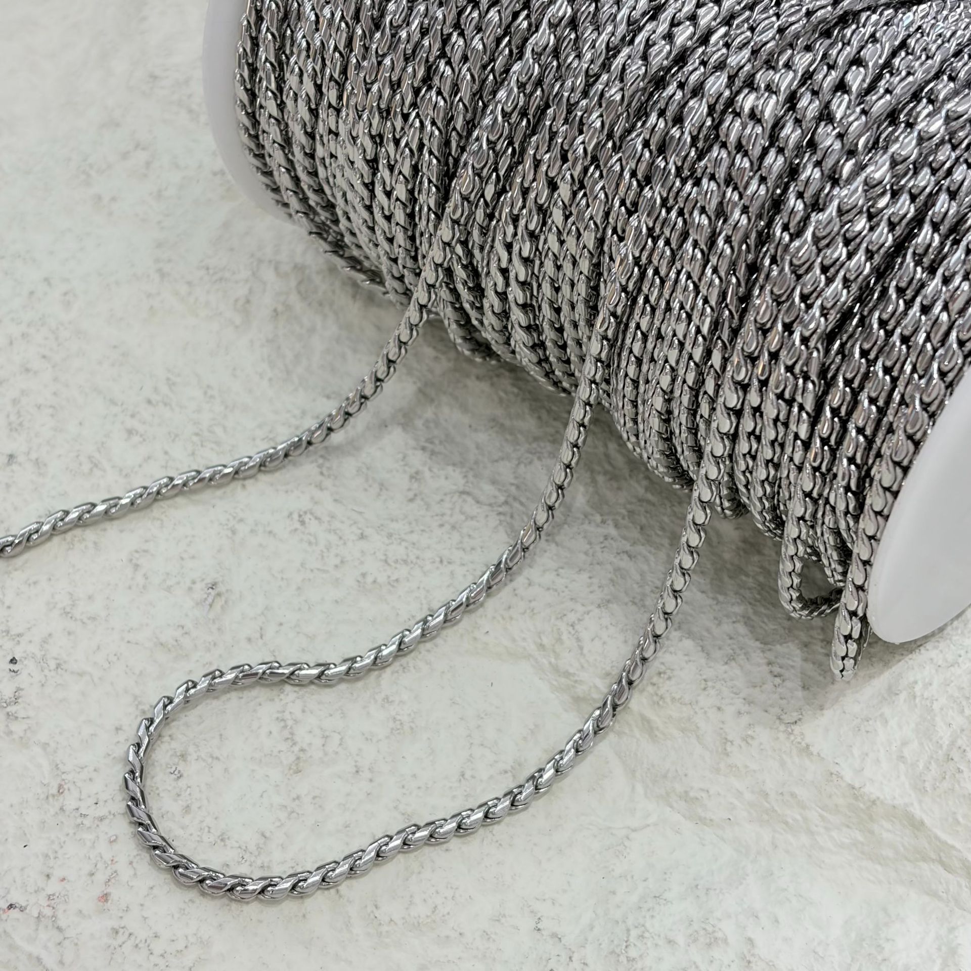 Stainless steel hammer round twisted rope chain, titanium steel hammer pattern twisted chain accessories, coiled plain chain, non-fading necklace bracelet chain Specification image
