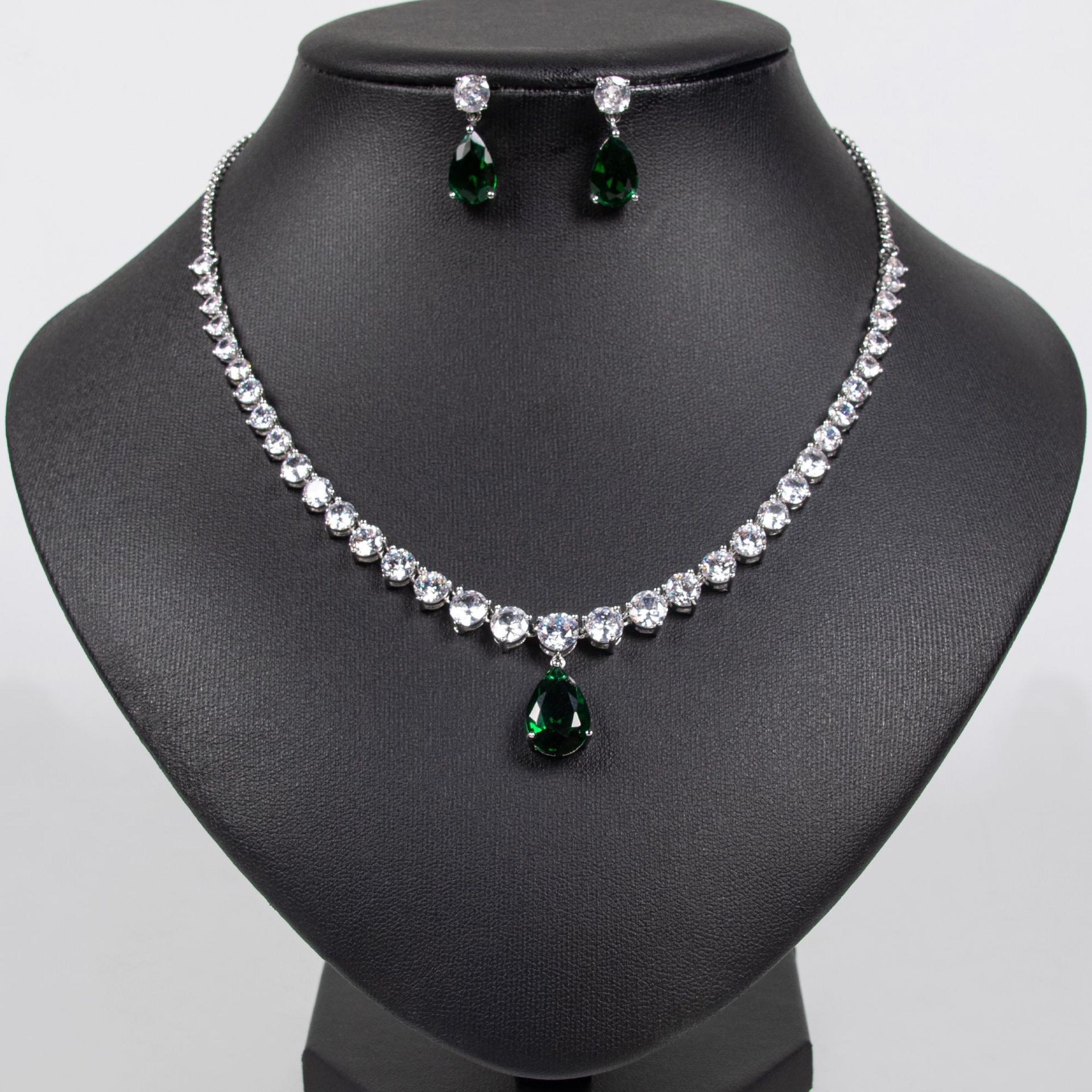 High-end luxurious water drop zircon collarbone chain bridal dress necklace, simple, elegant and fashionable European and American earring set Specification image