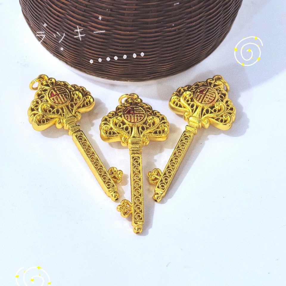 A versatile pure copper jewelry of the same style as the ancient gold gourd key pendant in the gold store Application Scenario