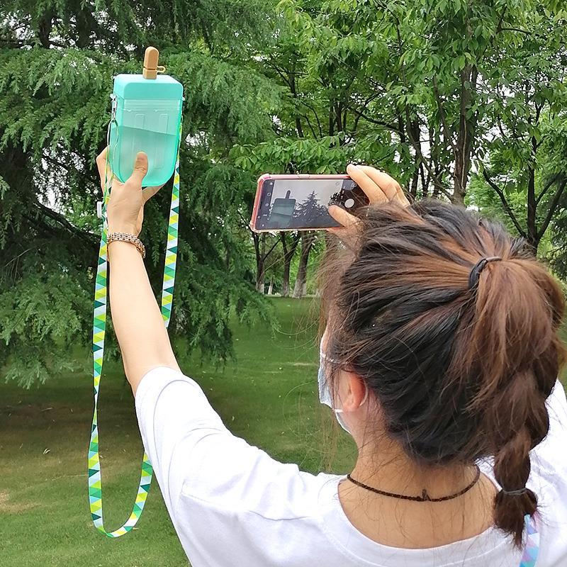 Korean-style creative ice cream Popsicle cups, portable straw plastic cups for women, adults and children, and personalized internet-famous water bottles Application Scenario