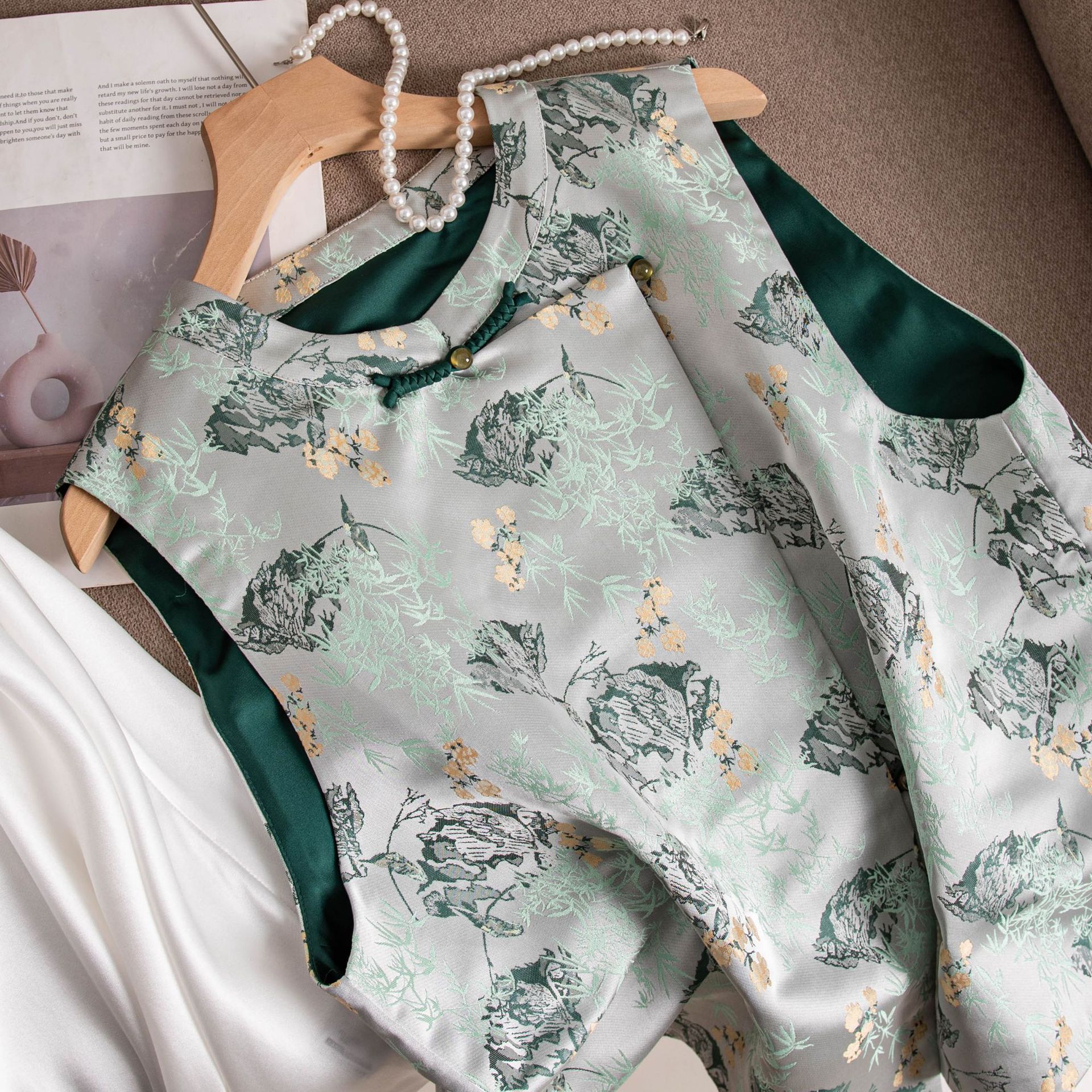 New Chinese-style blue vest for women, a young sleeveless waistcoat with a traditional Chinese style. It is a thin spring and autumn outerwear made of silk or mulberry silk Application Scenario