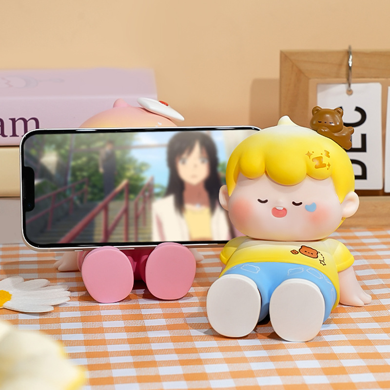 وكانت صغار الأطفال قد أمضت فترة قصيرة وهي تفقد بصرها، وزخّفت بتجهيزات مكتبية صغيرة على منضدة هاتف محمول Application Scenario