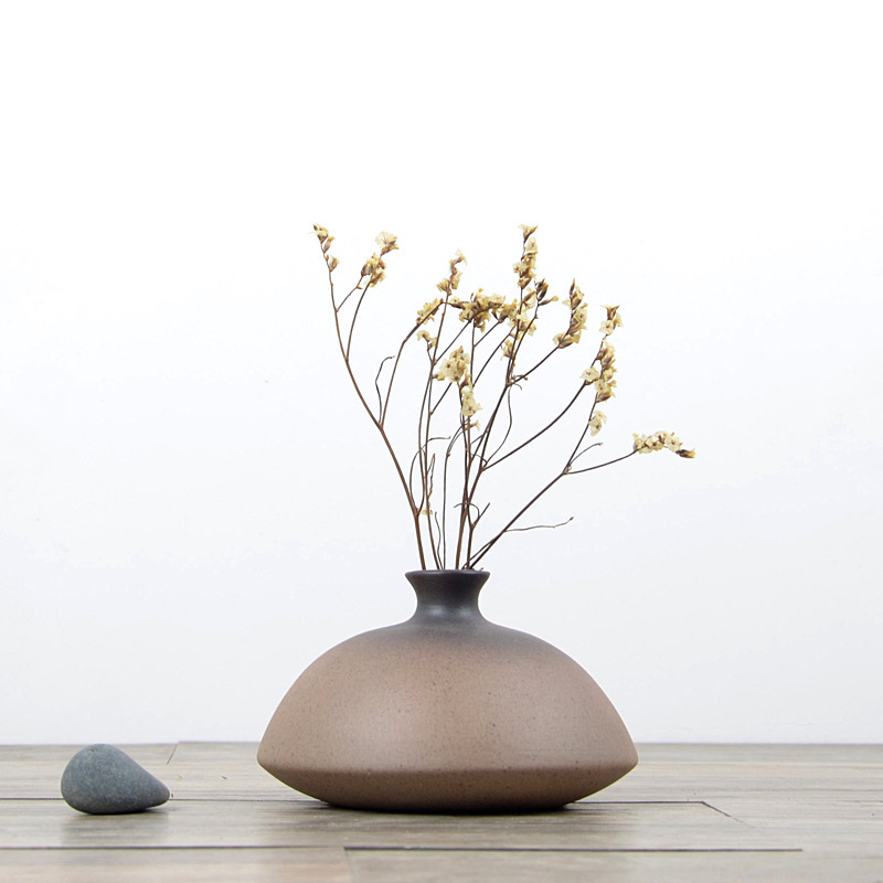 Modern minimalist ceramic flower vases, European-style creative living room white dried flower vases, Nordic home decorative items Application Scenario