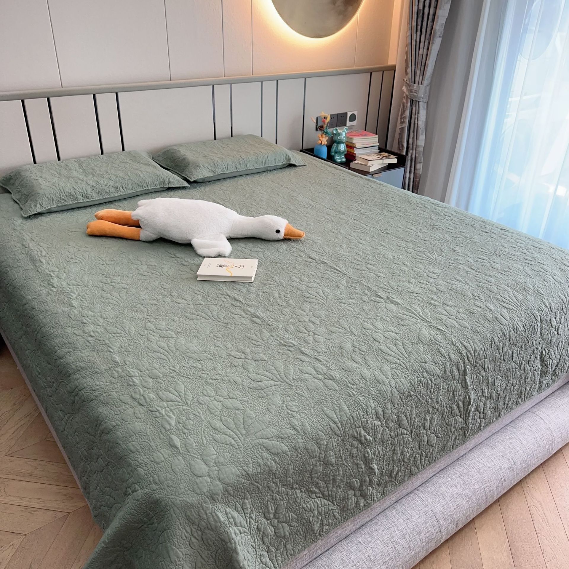 Cross-border foreign trade all-cotton embroidered enzyme sand-washed bed cover three-piece set quilted cotton-padded anti-slip bed sheet craft home textile Application Scenario