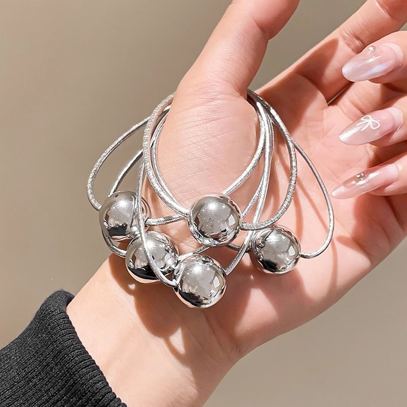 The Korean blogger Feng Liang's silver small ball hair band and headband are both unique and stylish, featuring elastic hair accessories and bracelets that exude a simple yet sophisticated vibe Specification image