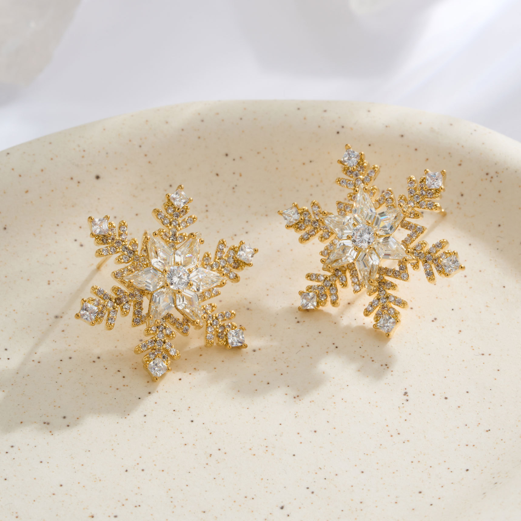 Original design rotating snowflake stud earrings made of copper alloy with real gold electroplating and micro-inlaid zirconium s925 silver needles, presenting a high-end look details Picture