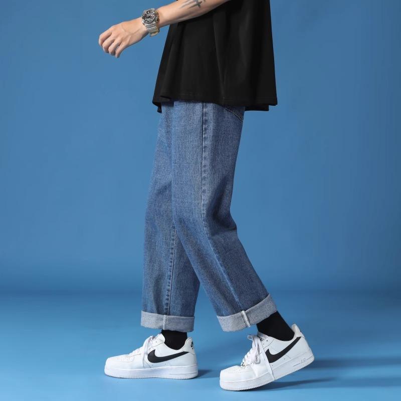 The supermarket's best-selling men's loose, straight-leg jeans are trendy and versatile for spring and summer. They are classic, simple and casual pants Application Scenario