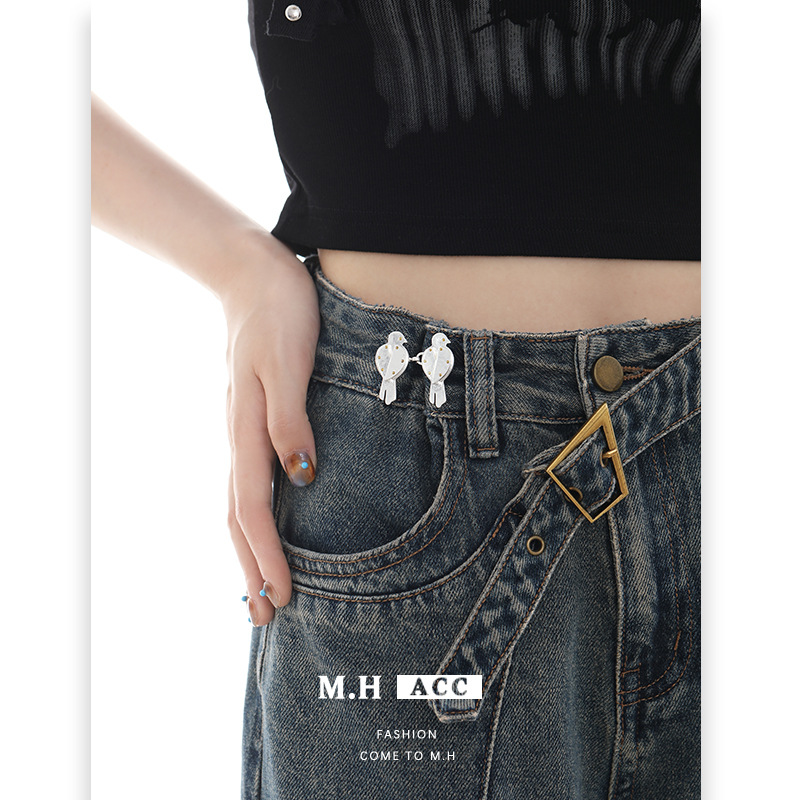 A women's waistband adjustable buckle in the shape of a letter letter bird, a retro and luxurious adjustable accessory for the waist details Picture
