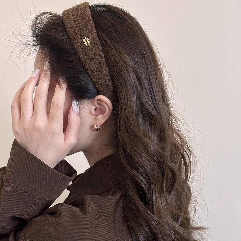 The 2025 new autumn and winter gold label wide-edge hair band for women, high head for washing and pressing hair, fashionable and stylish hair clip and hair accessory Specification image