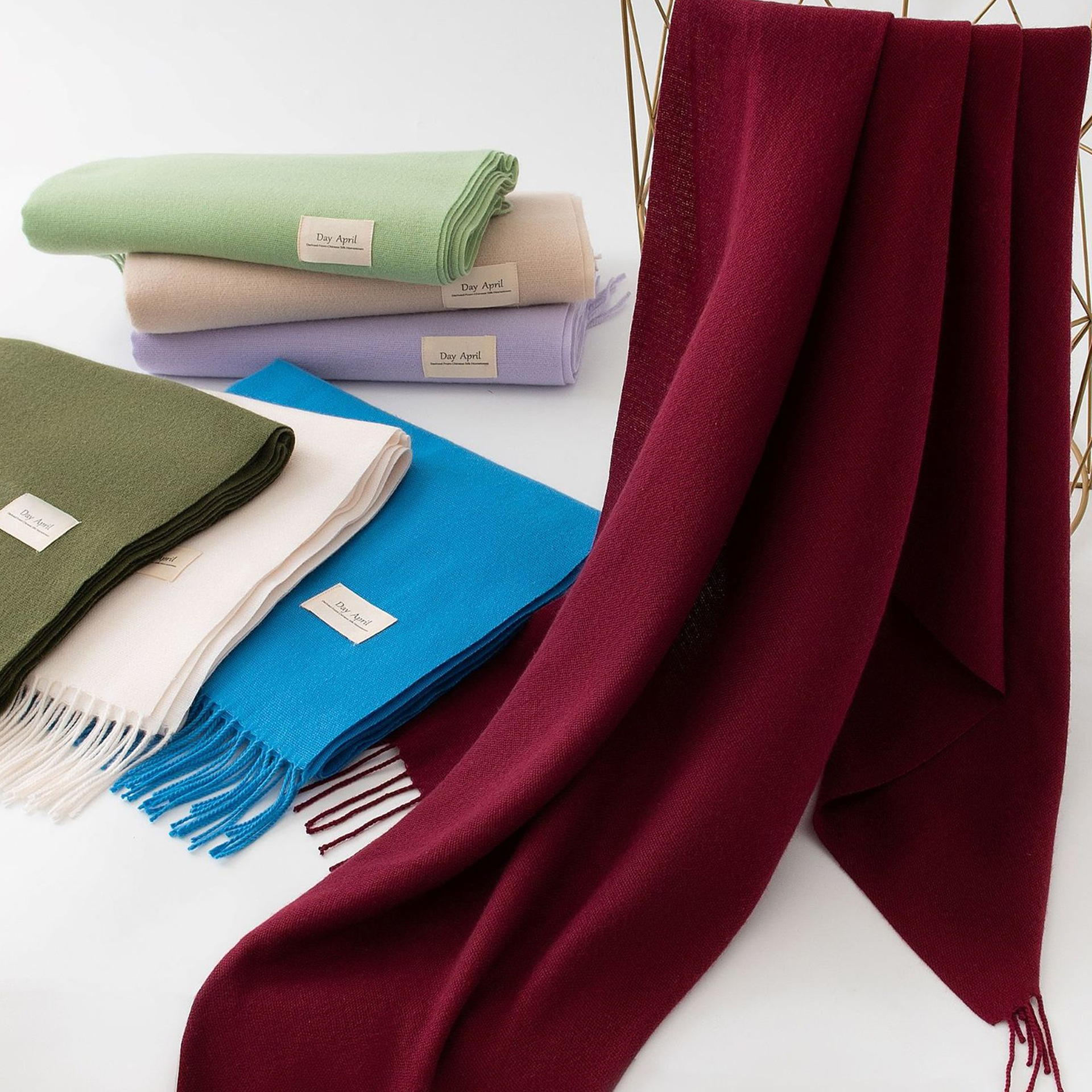 The 2025 new style of autumn and winter Korean-style atmosphere scarf is a versatile choice for women. It is a solid-color warm faux cashmere scarf and a shawl Application Scenario