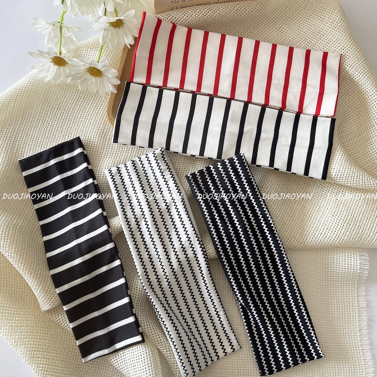This is a new cross-border striped printed hair accessory from Europe and America, featuring a wide edge stretch and retro fashion. It is sweat-absorbing, breathable and can tie up hair for women Application Scenario