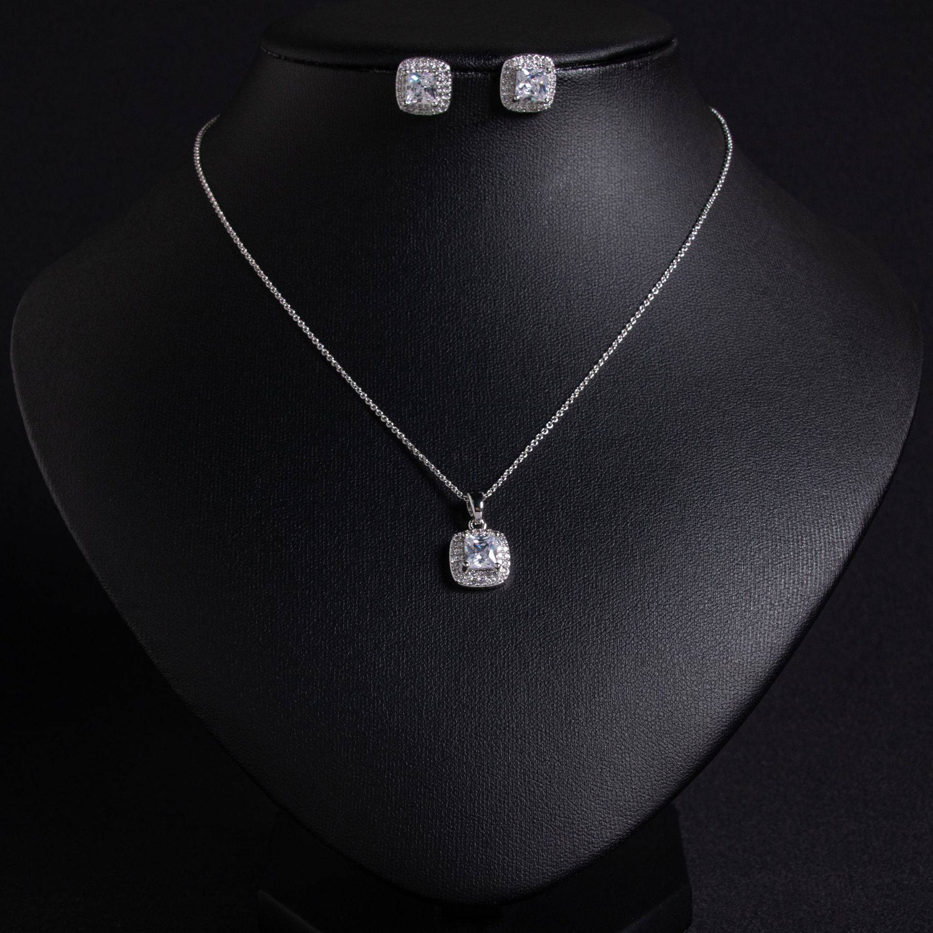 Bright and elegant Zircon earrings necklace, women's simple, fashionable, individual and luxurious pendant, fashionable collarbone chain necklace wholesale LJT6215 Getisa Zircon necklace Jewelry, banquet dress accessories details Picture