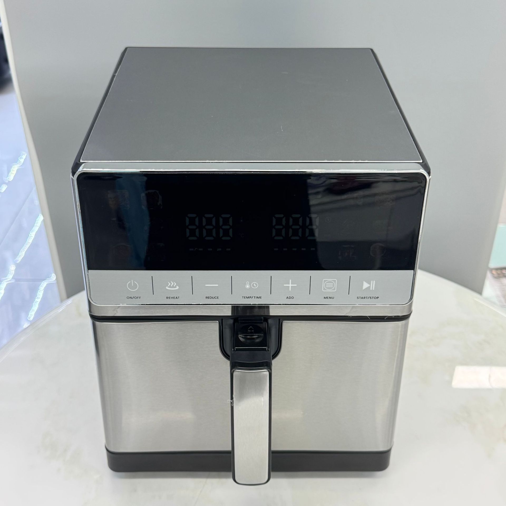 minMAX's new all-stainless steel airfryer, a large-capacity airfryer oven with a capacity of 14L, is available for export Specification image