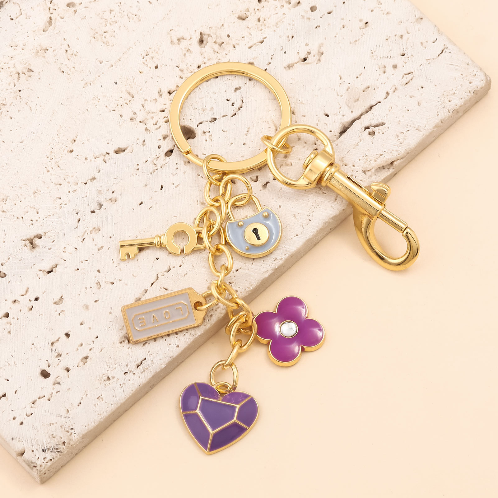 新款跨境时尚情人节情侣爱心钥匙扣 金属爱心锁钥匙花朵挂件批发产品图