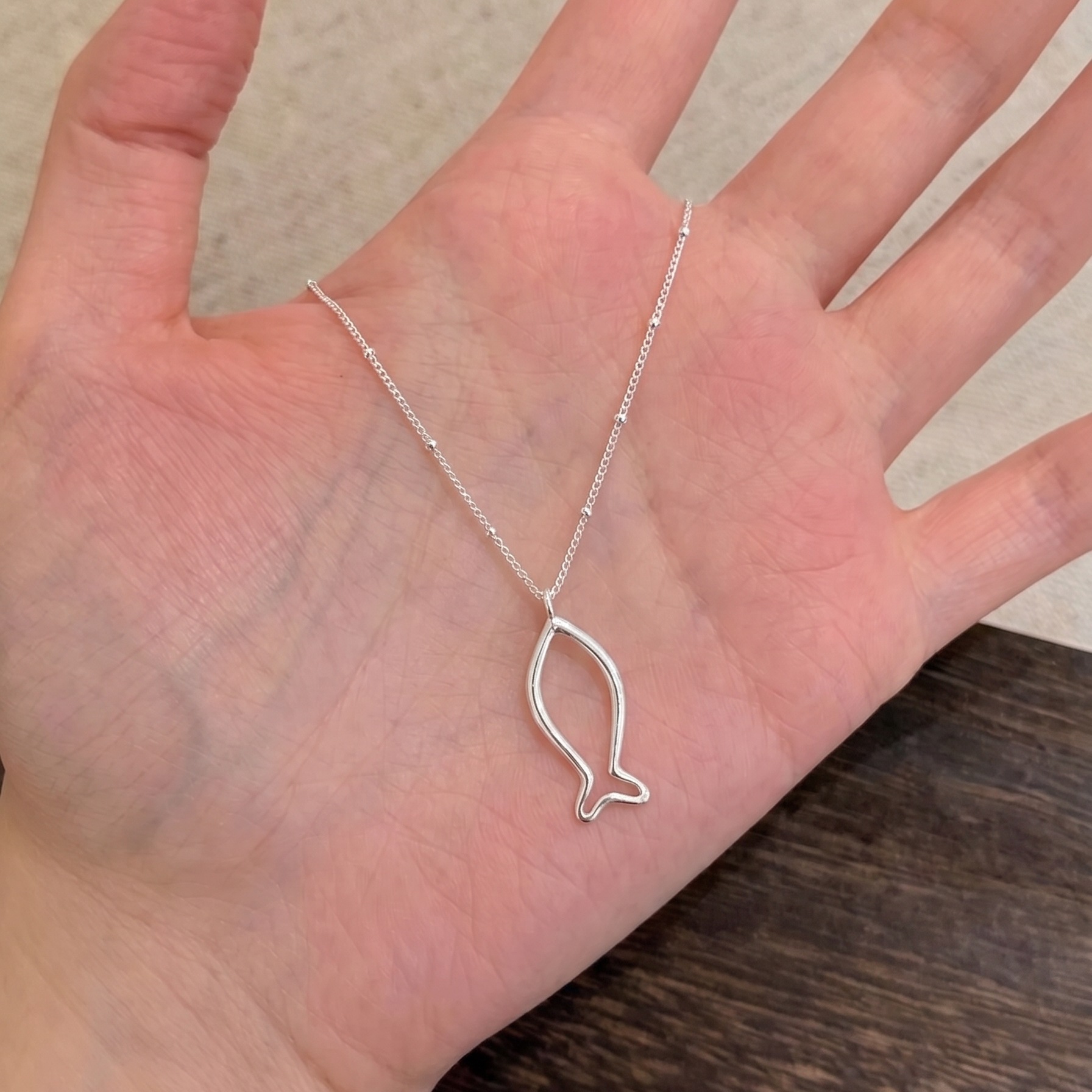 Minimalist hollowed-out small fish pendant S925 silver necklace, exquisite fine chain for women, gentle collarbone chain for daily commuting Specification image