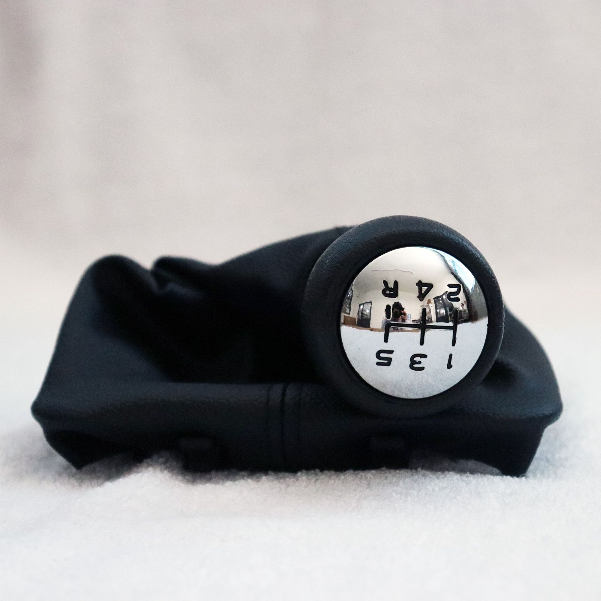 This complete set of gear shift handle dust cover and gear lever cover for Peugeot 307 is applicable Item Picture