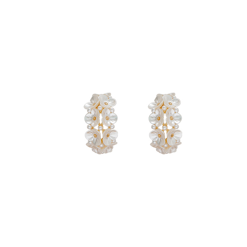 French retro flower pearl earrings, women's design sense earrings, 2026 new bestsellers, fashionable, exquisite and high-end stud earrings Item Picture