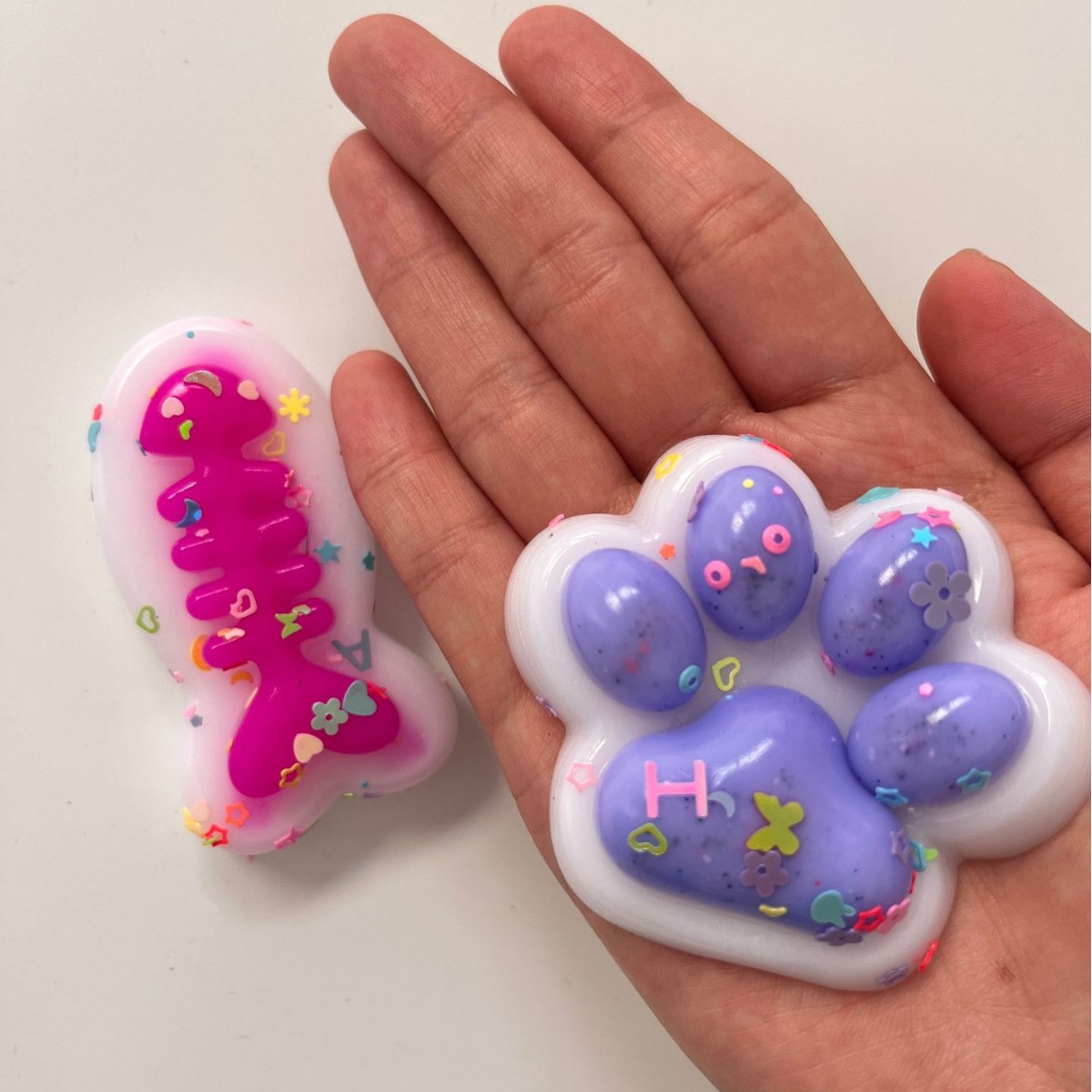 Wholesale of sparkling crystal fishbone cat paw transparent stress-relieving children's toys, creative and trendy toys Specification image