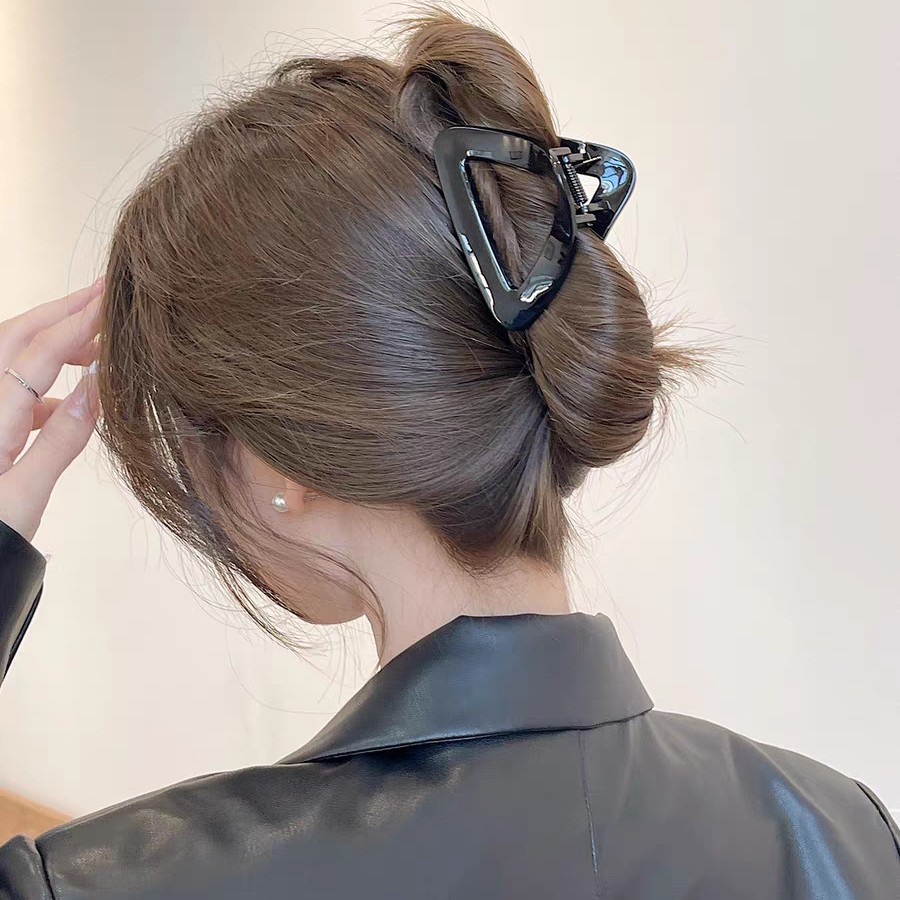 Triangular shark clip on Instagram ~ A new high-end semi-tied hair clip for the back of women's heads details Picture