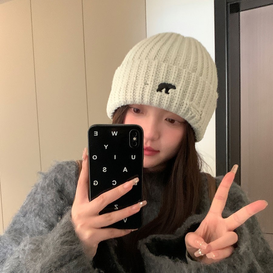 The new Korean style of the 2025 knitted cap for women's autumn and winter is versatile and warm. The thick woolen cap with a large head and ear guard makes the face look smaller Application Scenario