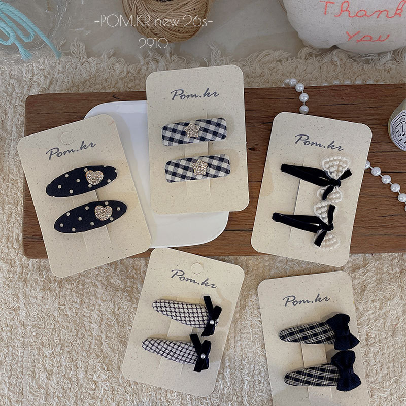 New Korean-style grand checkered hair clips made of fabric, handcrafted small chanel-style children's bye-bye clips, side broken bangs clips for girls Application Scenario