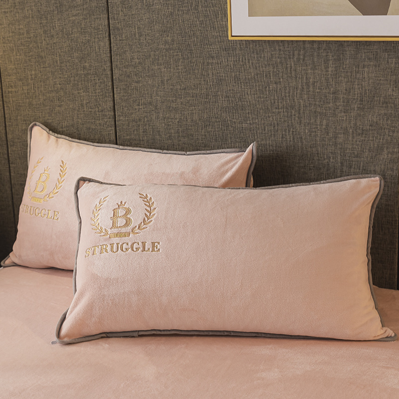 The pink plush bedding set is warm, comfortable, soft and cozy. It includes bed sheets, quilt covers, bedspreads and bedding combinations Application Scenario