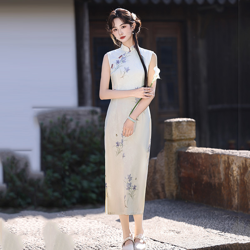 The new 2026 version of the classic white sleeveless Chinese-style long cheongsam with a traditional Chinese style has been improved for young people. It exudes a sense of high-end women and is retro for summer details Picture