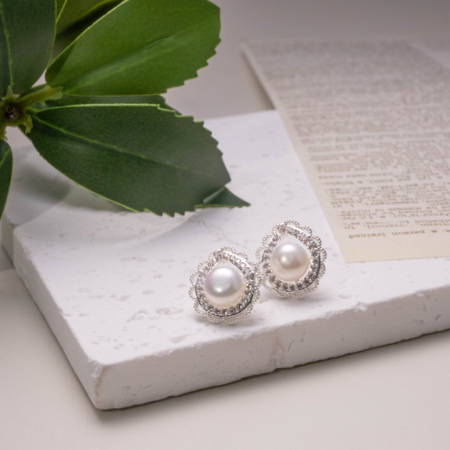 Xuhui brand's new copper-plated real gold InS-style sweet hollowed-out lace freshwater pearl stud earrings, elegant 925 sterling silver needle earrings Application Scenario