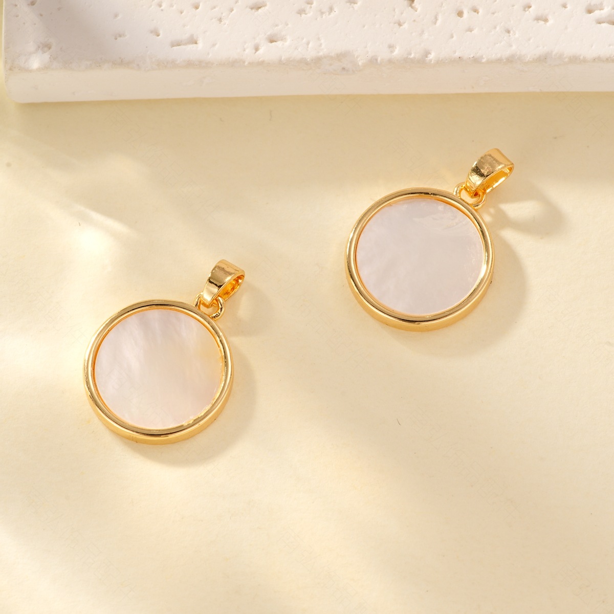Copper-plated real gold color retention white shell round pendant necklace clasp, high-end bracelet necklace clasp DIY accessory details Picture