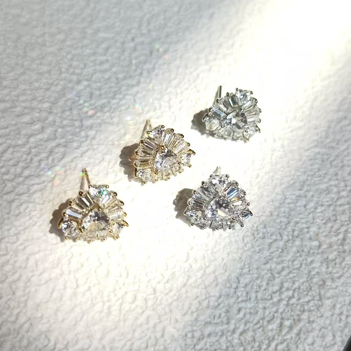 The new fashionable earrings exude a sense of sophistication. The oval-shaped micro-inset light luxury heavy metal stud is versatile for commuting. It's a niche and super flashy choice for Japanese and Korean women full figure