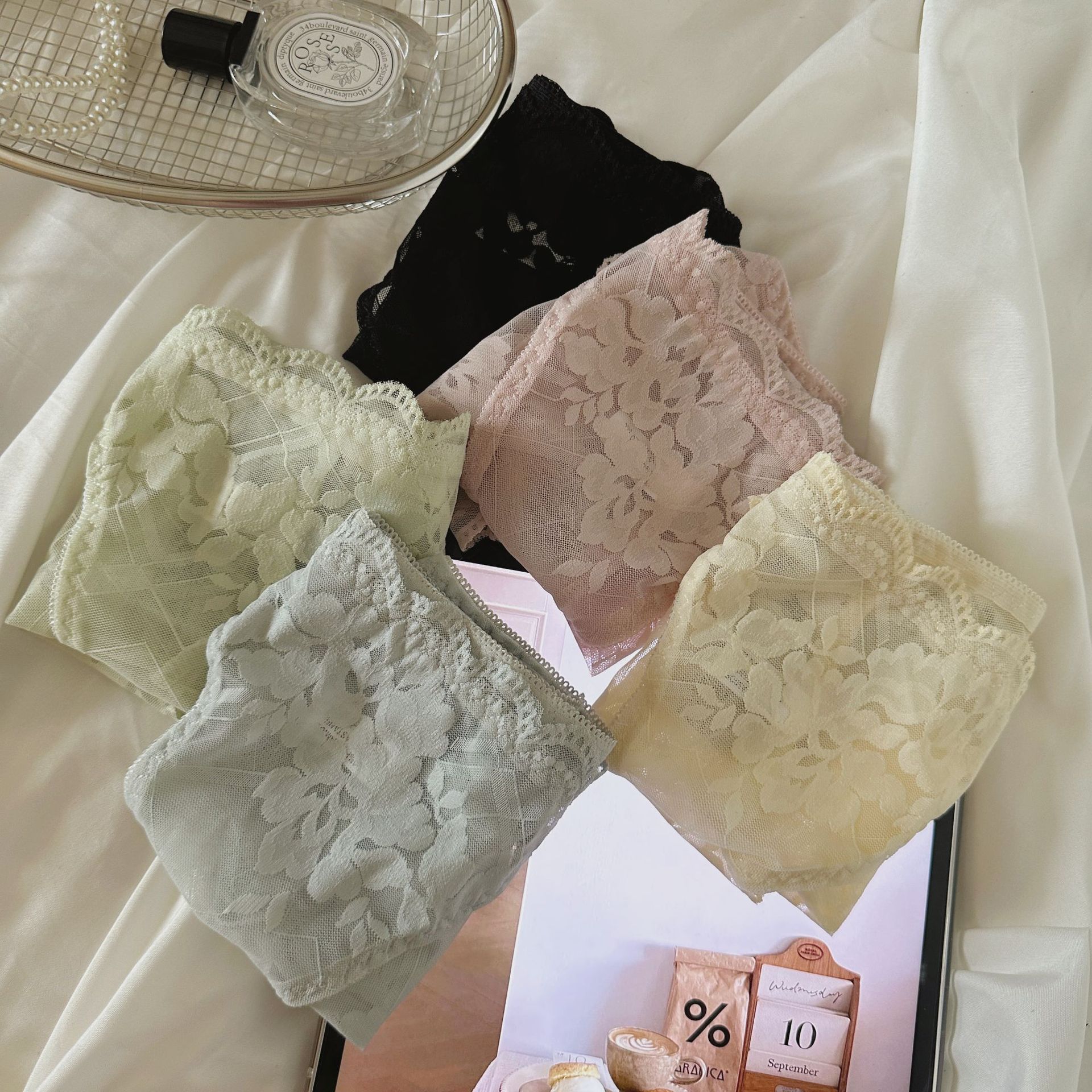 Best-selling French girl's comfortable, high-end lace sexy high-waisted seamless lace underwear, ladies' alluring triangle pants Specification image