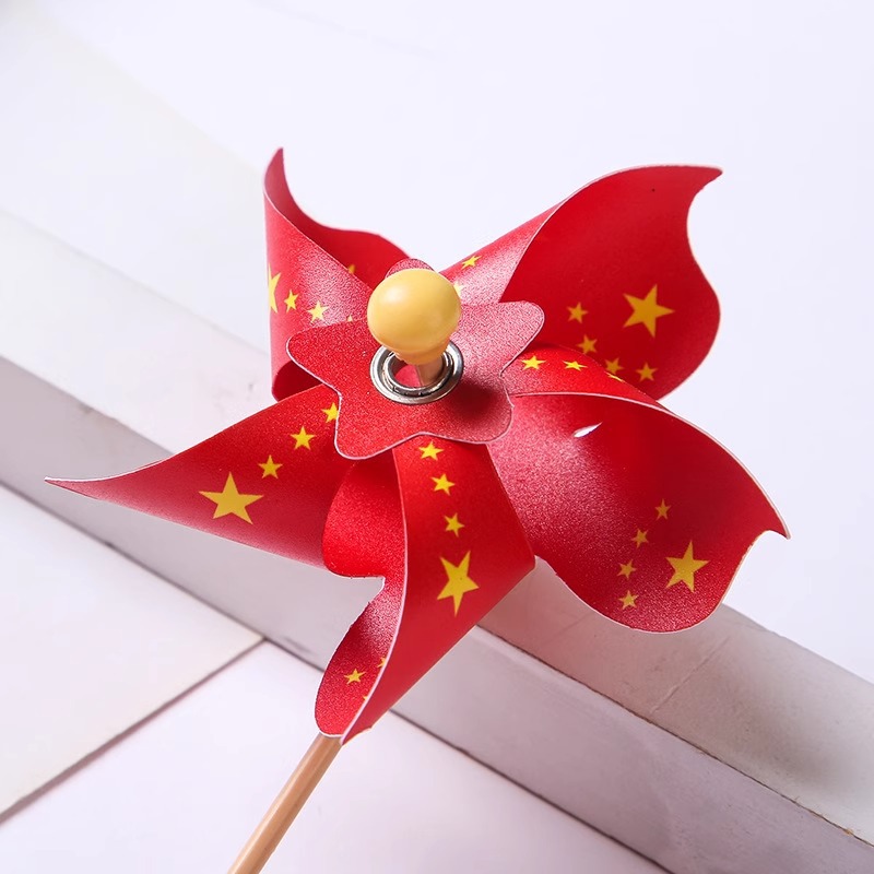 Creative red flag hairpins for class girls, practical one-yuan small gifts, ground promotion scan code, National Day small gifts Application Scenario