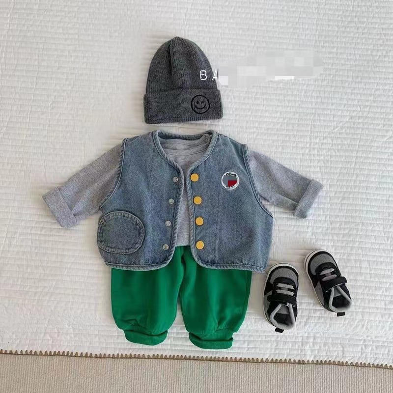 For boys and girls, spring and autumn children's vests are stylish and versatile denim vests. For infants and toddlers, girls' jackets and waistcoats are trendy details Picture