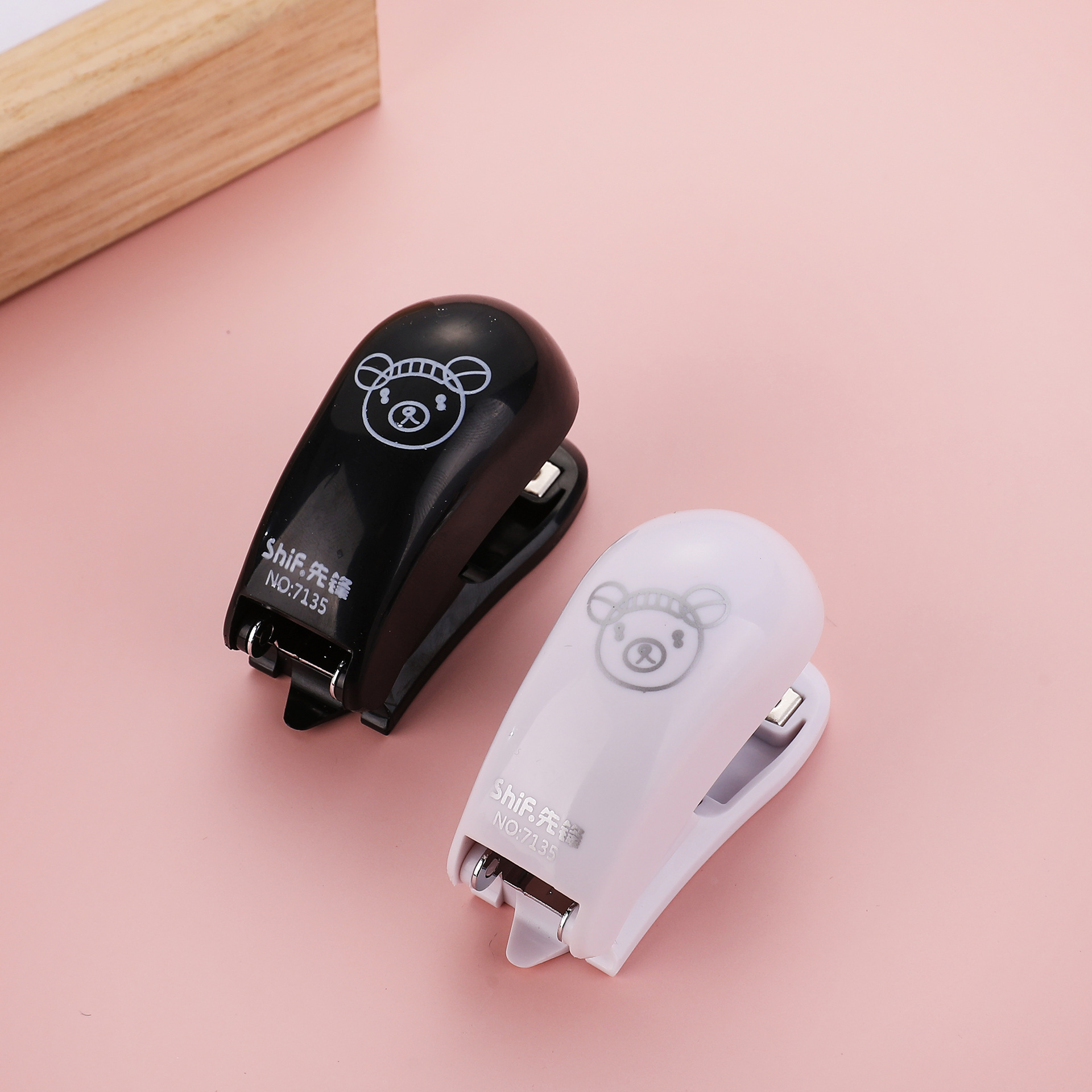 Pioneer 7135 Mini Stapler, Cute Cartoon Primary School stapler, Small size Set, Children's learning stationery Application Scenario